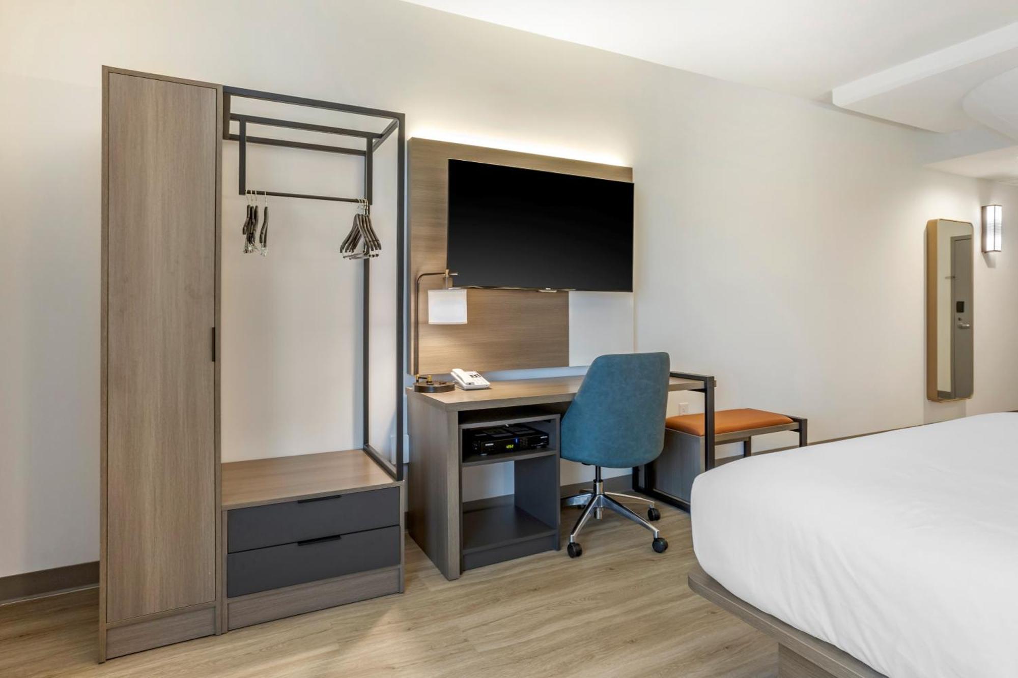Comfort Inn & Suites Newark Liberty International Airport Bagian luar foto