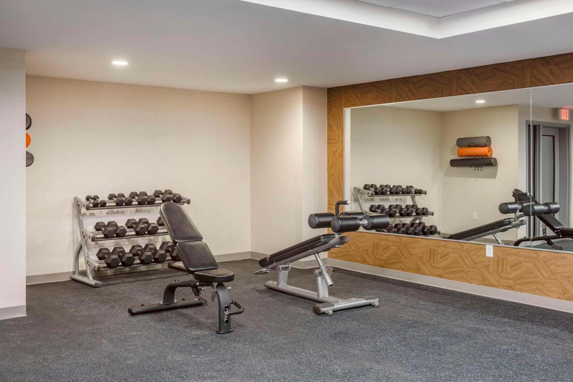 Comfort Inn & Suites Newark Liberty International Airport Bagian luar foto