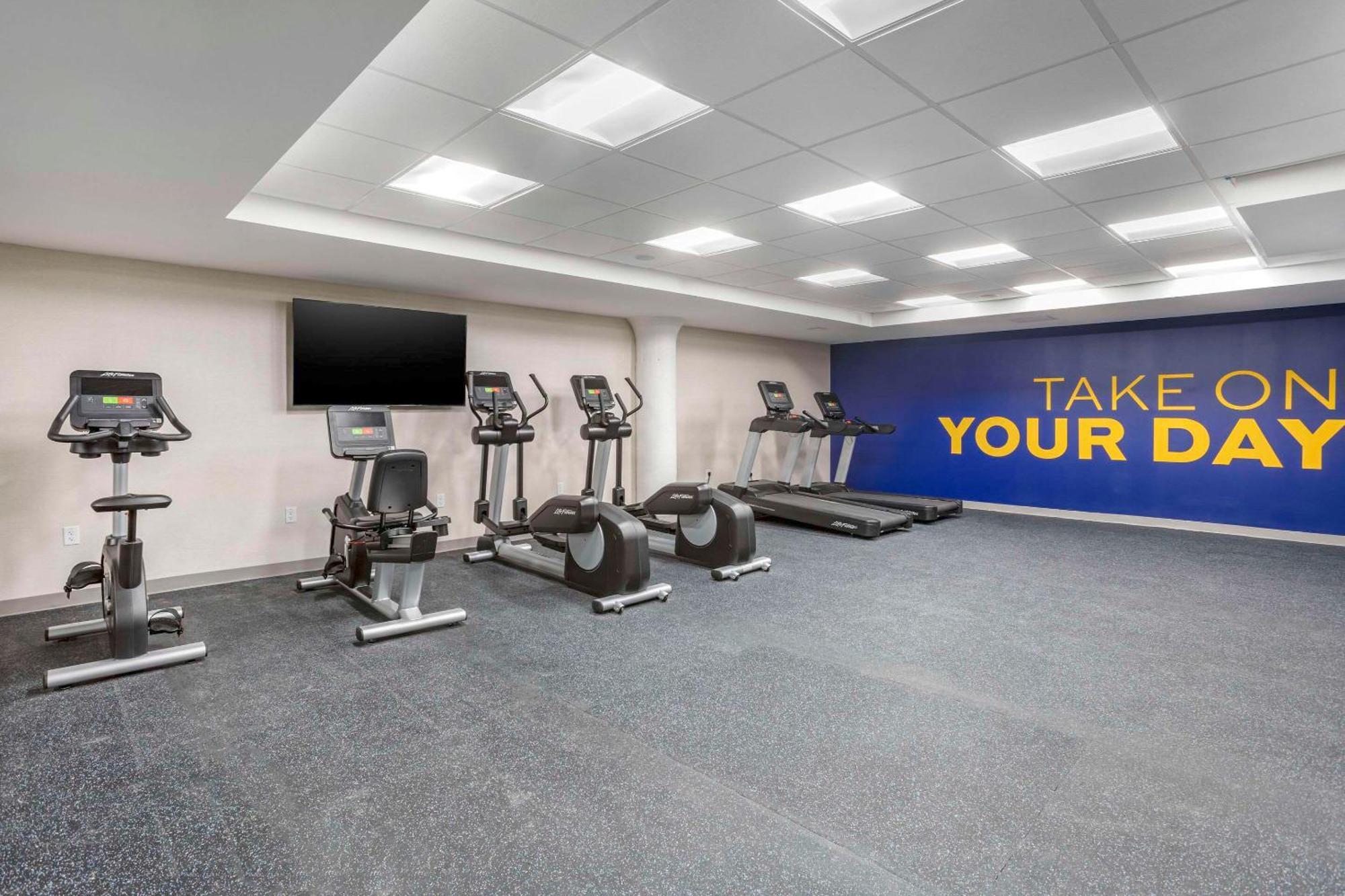 Comfort Inn & Suites Newark Liberty International Airport Bagian luar foto