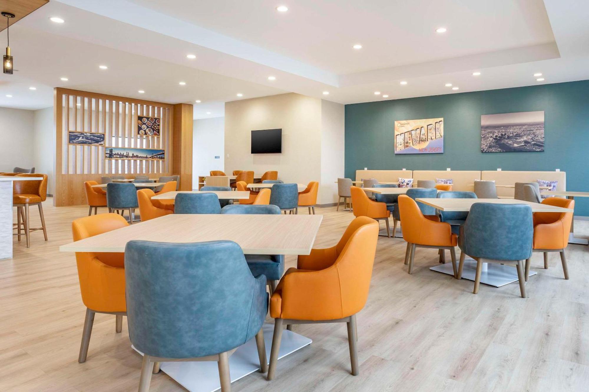 Comfort Inn & Suites Newark Liberty International Airport Bagian luar foto