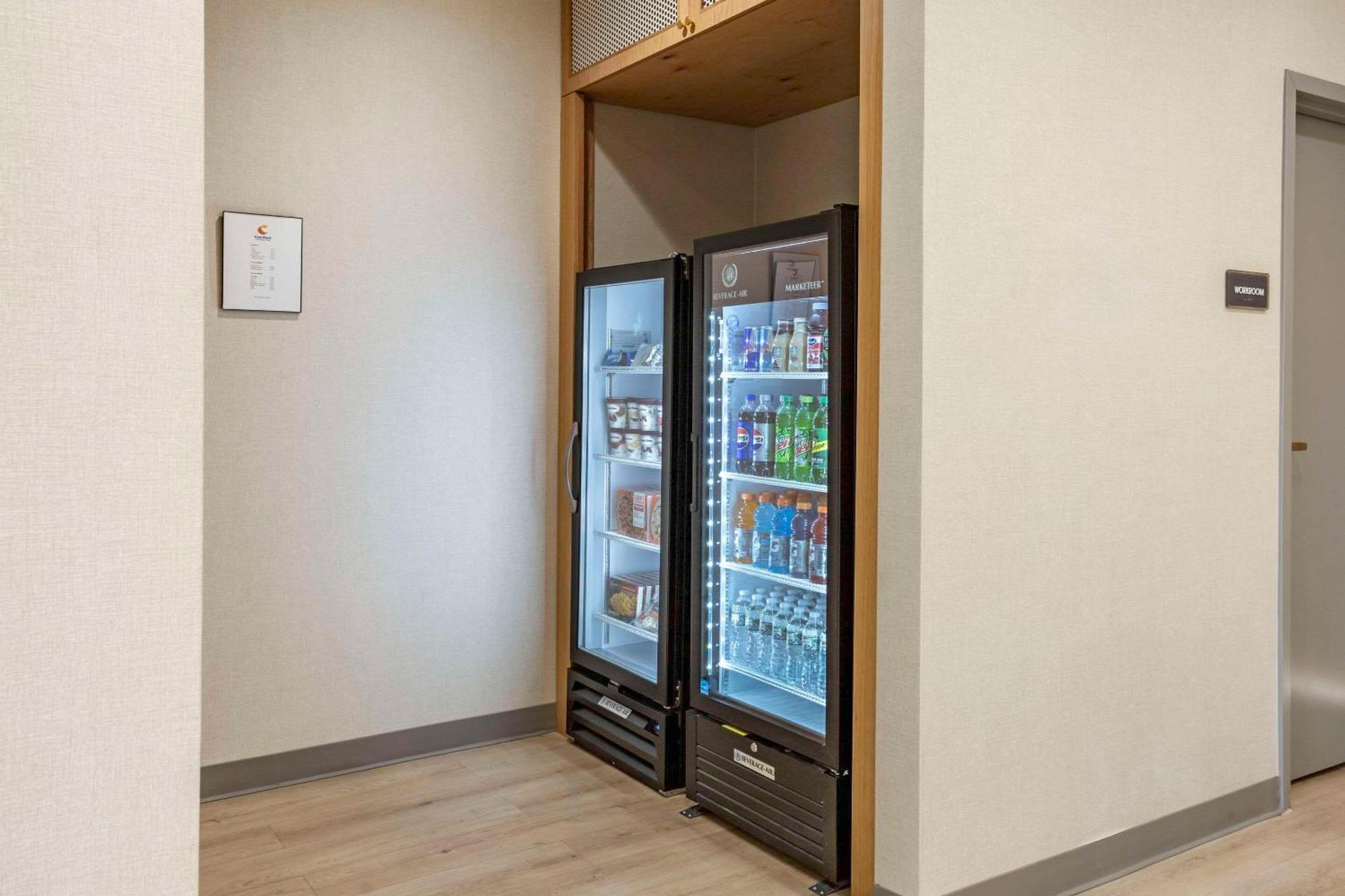 Comfort Inn & Suites Newark Liberty International Airport Bagian luar foto