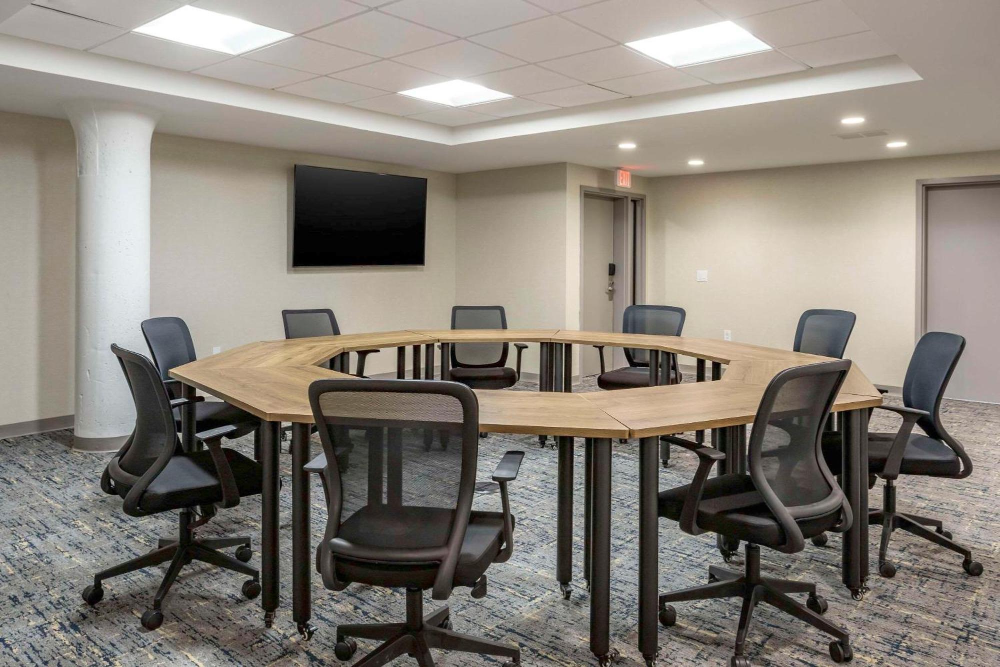 Comfort Inn & Suites Newark Liberty International Airport Bagian luar foto