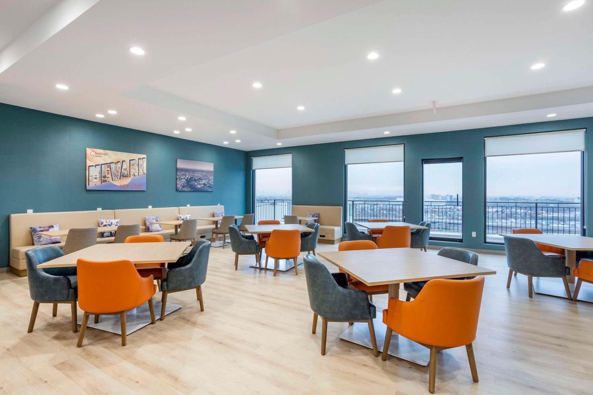 Comfort Inn & Suites Newark Liberty International Airport Bagian luar foto
