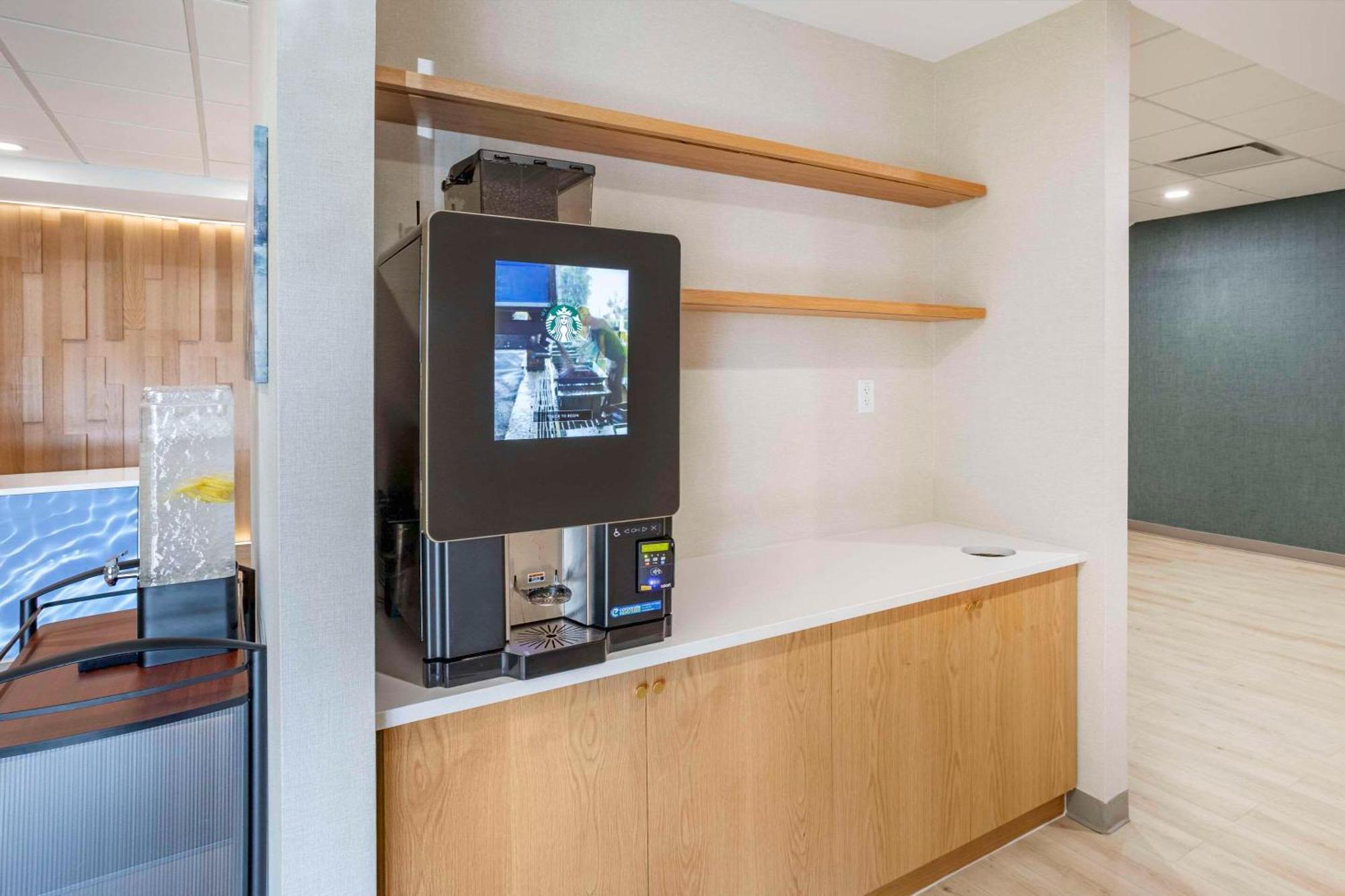 Comfort Inn & Suites Newark Liberty International Airport Bagian luar foto