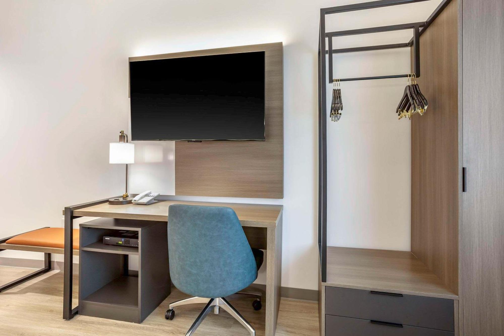 Comfort Inn & Suites Newark Liberty International Airport Bagian luar foto