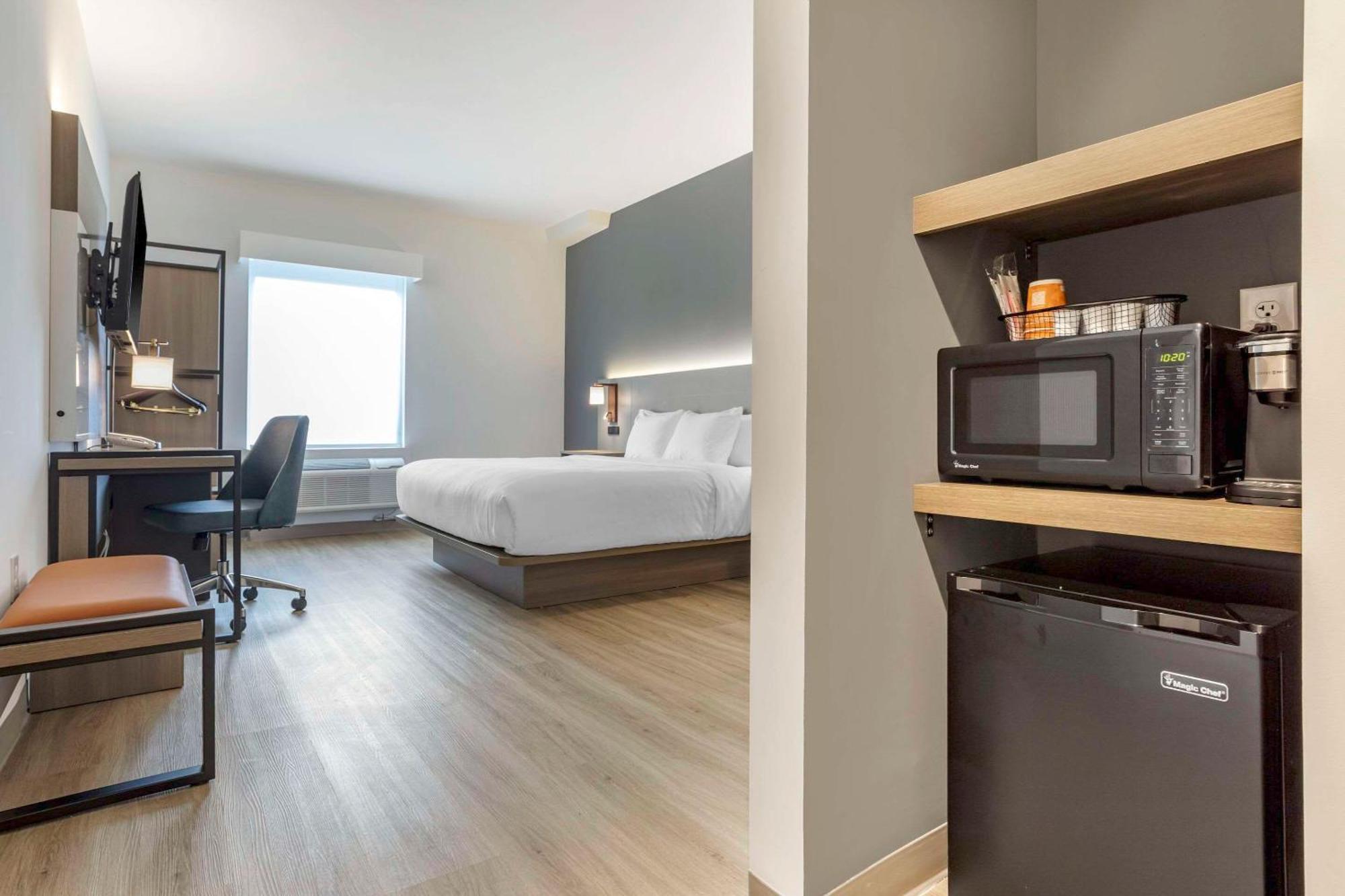 Comfort Inn & Suites Newark Liberty International Airport Bagian luar foto