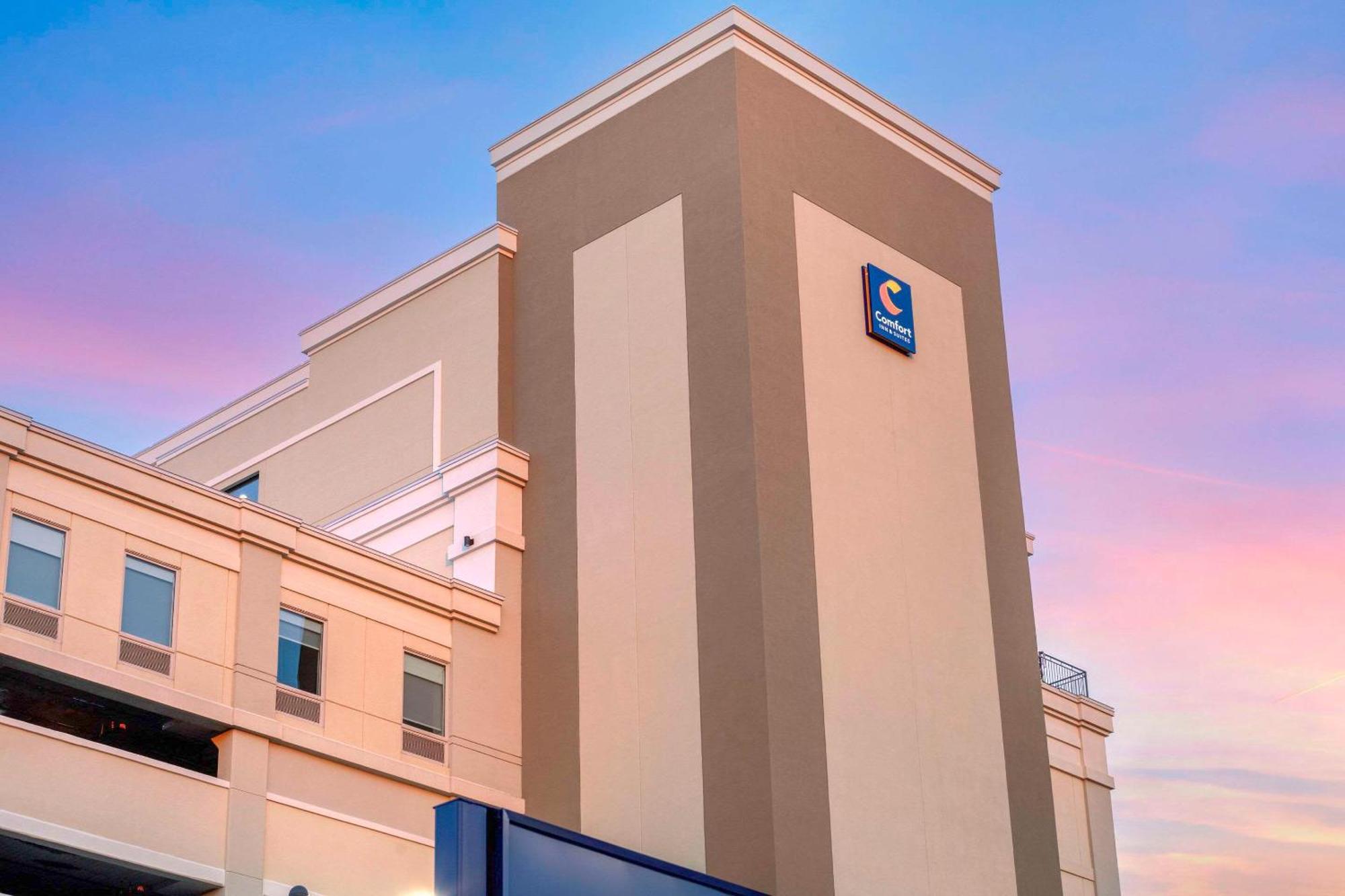 Comfort Inn & Suites Newark Liberty International Airport Bagian luar foto