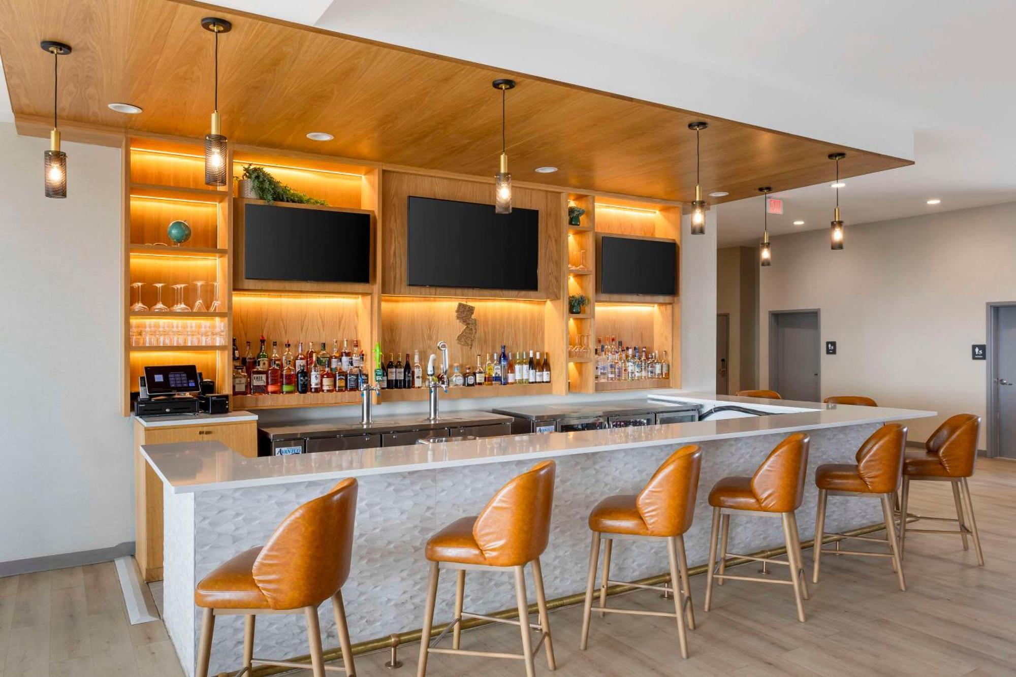 Comfort Inn & Suites Newark Liberty International Airport Bagian luar foto