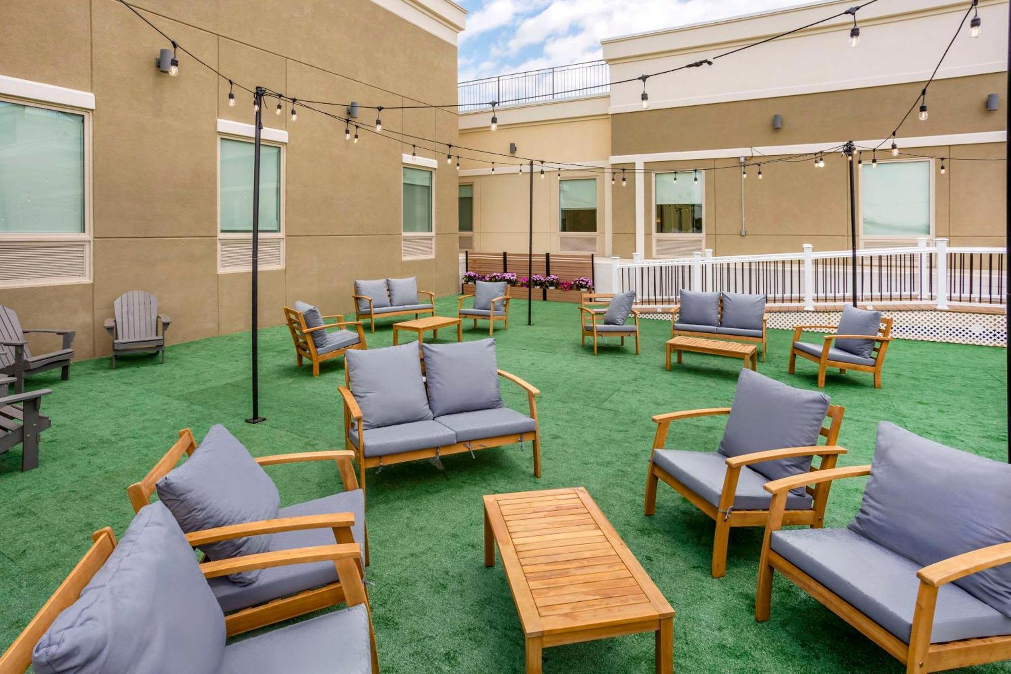 Comfort Inn & Suites Newark Liberty International Airport Bagian luar foto