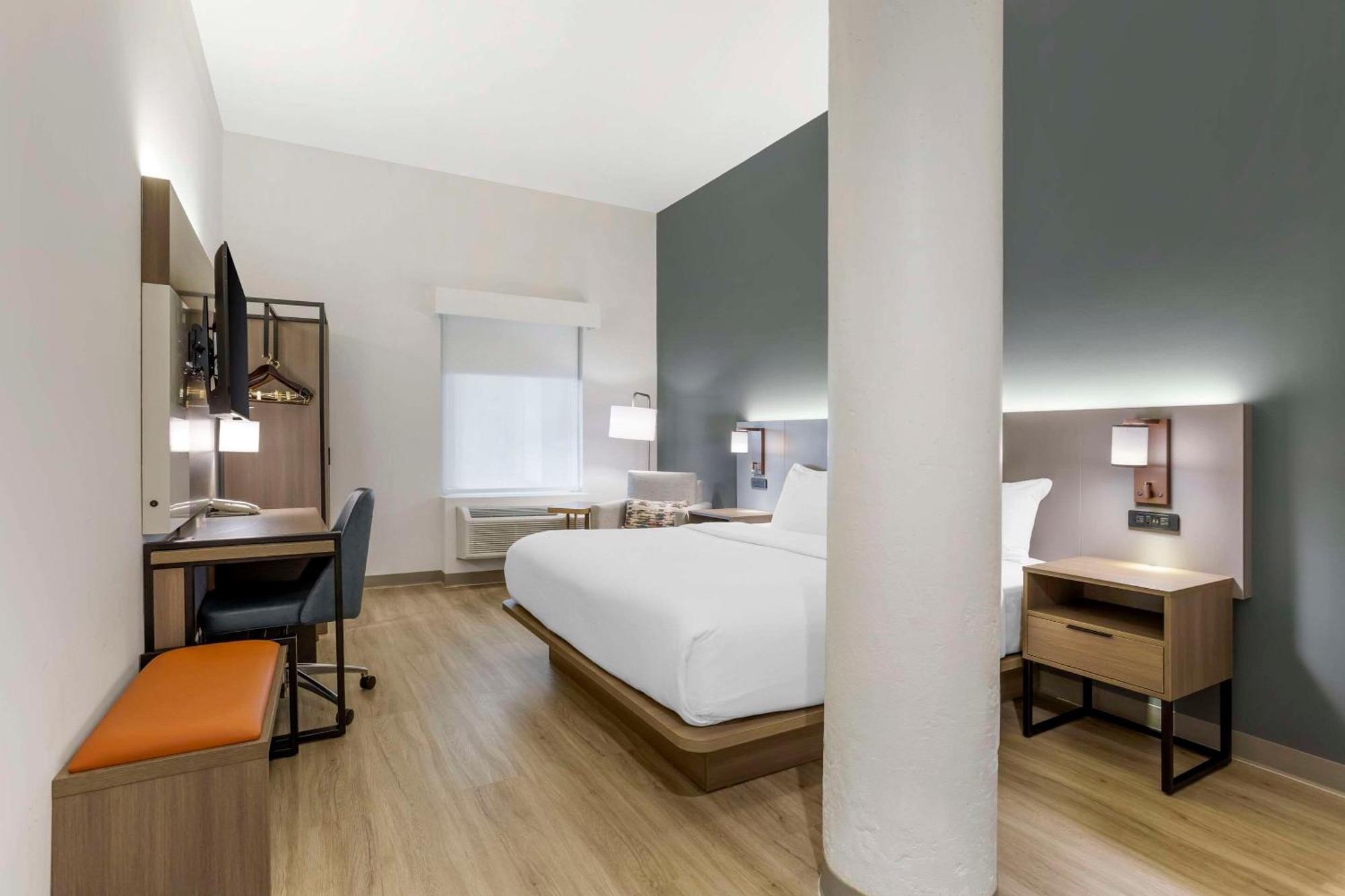 Comfort Inn & Suites Newark Liberty International Airport Bagian luar foto