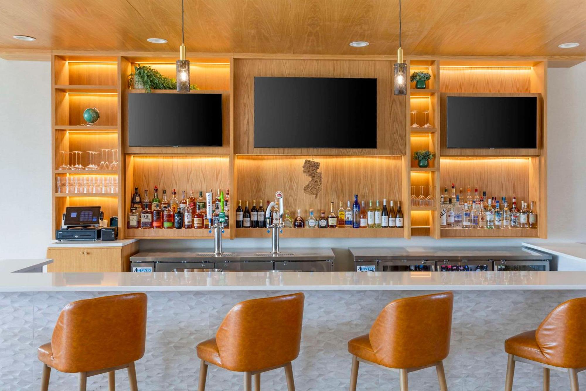 Comfort Inn & Suites Newark Liberty International Airport Bagian luar foto