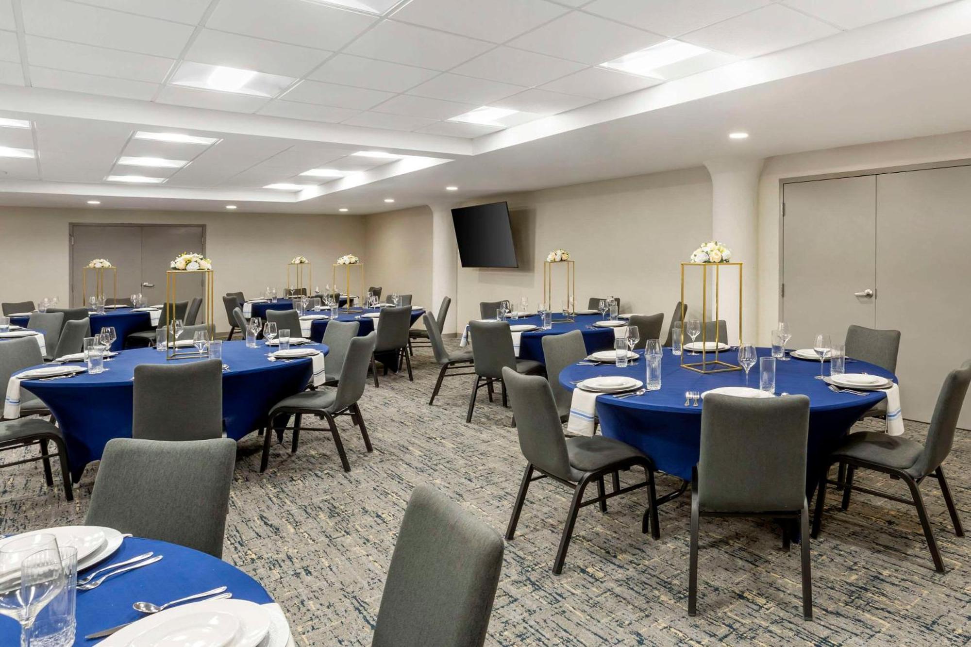 Comfort Inn & Suites Newark Liberty International Airport Bagian luar foto