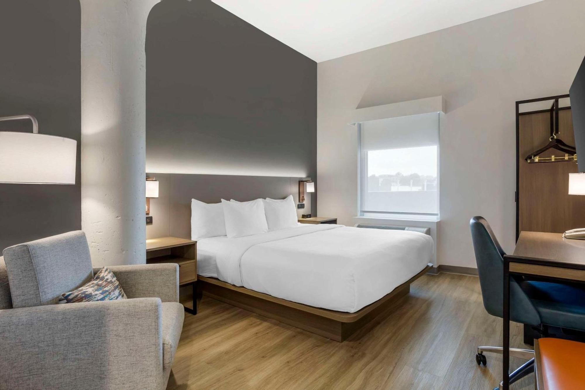 Comfort Inn & Suites Newark Liberty International Airport Bagian luar foto