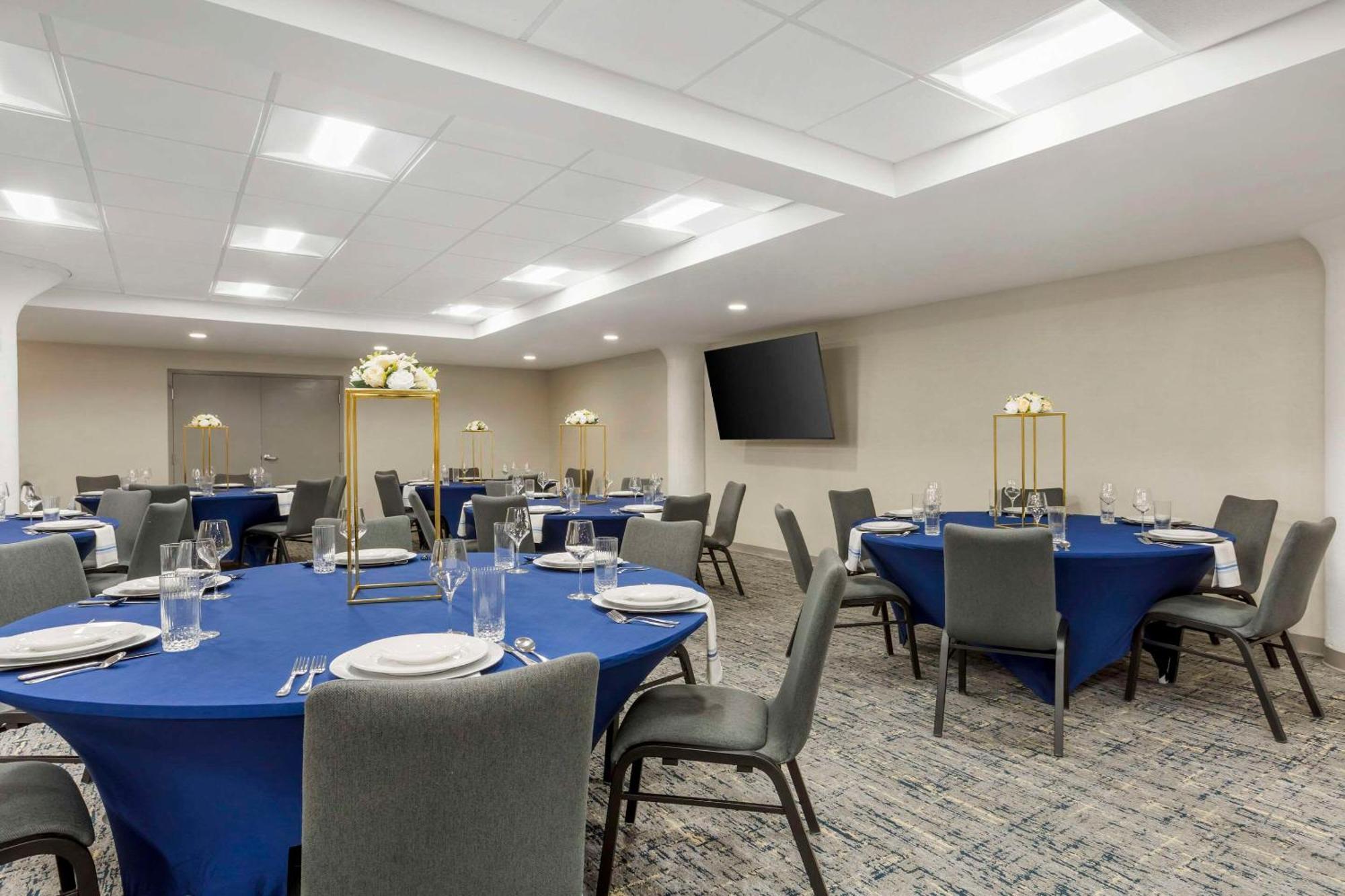 Comfort Inn & Suites Newark Liberty International Airport Bagian luar foto